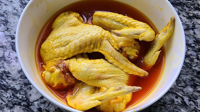 爱吃鸡翅试试这个做法，家人吃了都说好，简单美味又好吃