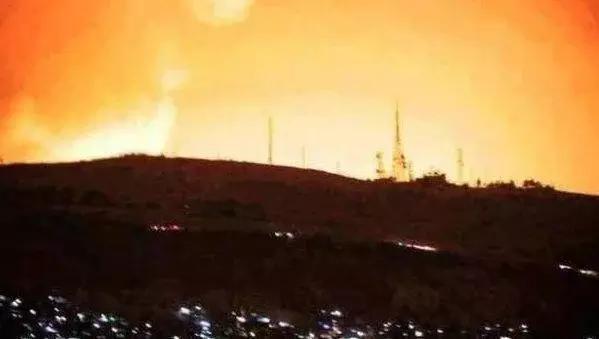 是失误还是空袭？深夜叙利亚军火库突发爆炸，所有弹药付之一炬