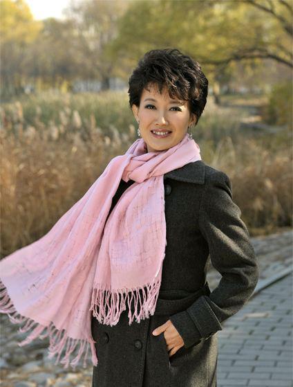 她是央视知名女主播，年近50至今未结婚，独享一