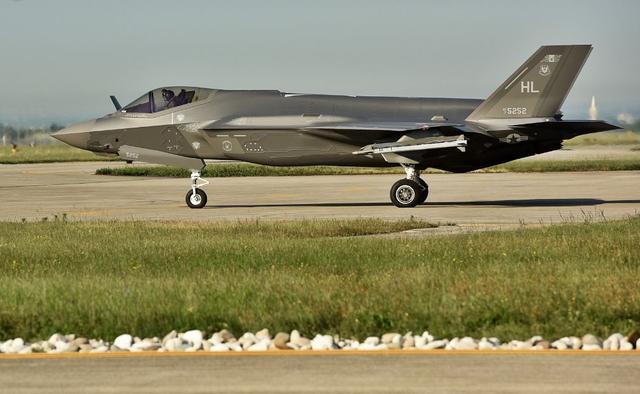 美军F-22战机又双叒叕坠毁 专家：已停产，摔一架