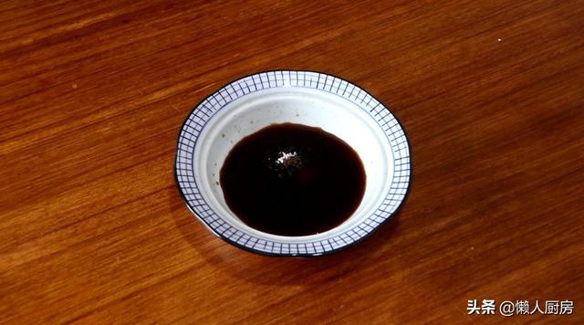 不用油炸不用烤，这是日式鸡肉串的做法，配上大葱一起吃，太香了