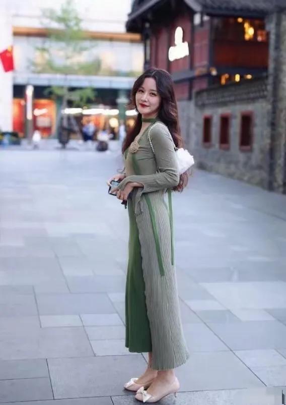 表妹大热天穿毛衣，穿出时尚感