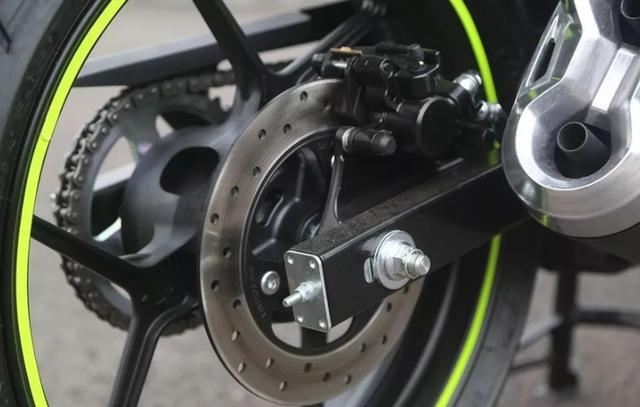 铃木最炫“街车小子”！动力合适，颜值惊艳，