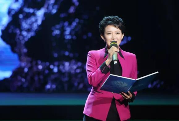 她是央视知名女主播，年近50至今未结婚，独享一