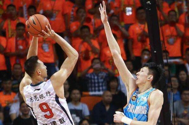 官宣！恭喜易建联当选MVP，1票险胜周琦，王哲林位列第三