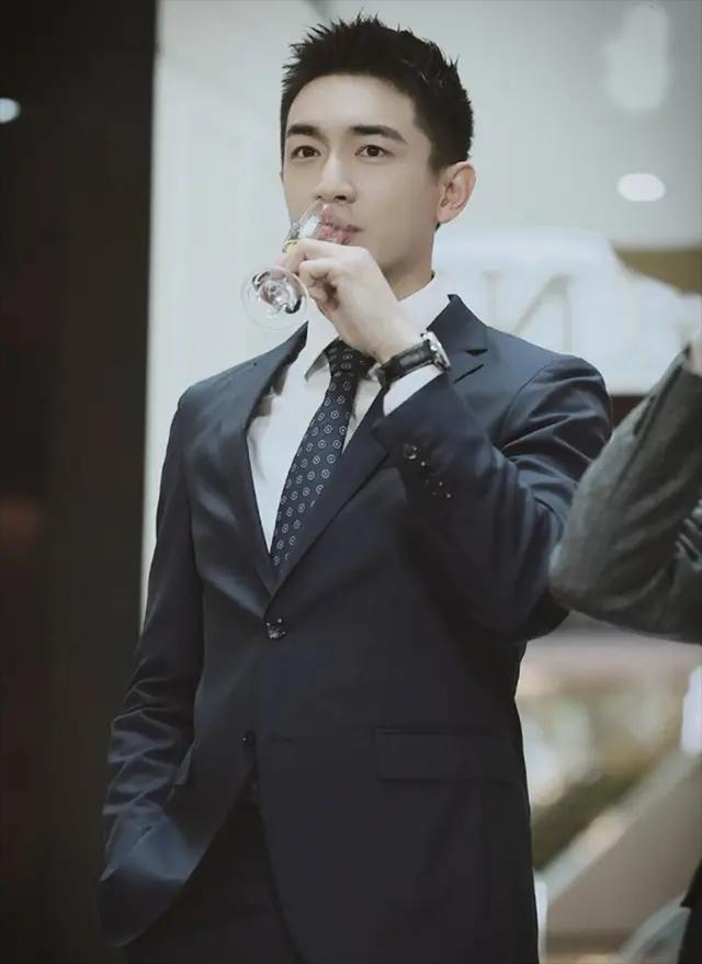 林更新新剧开拍，化身霸道总裁超有范，大长腿