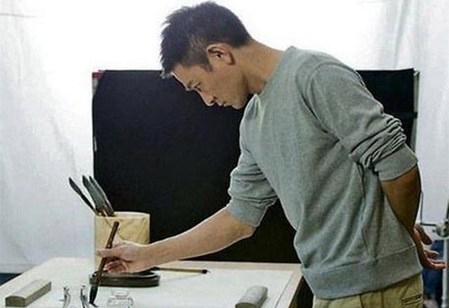 让梁家辉甘愿当书童，让成龙羡慕到眼红，他的一个字竟拍价几十万