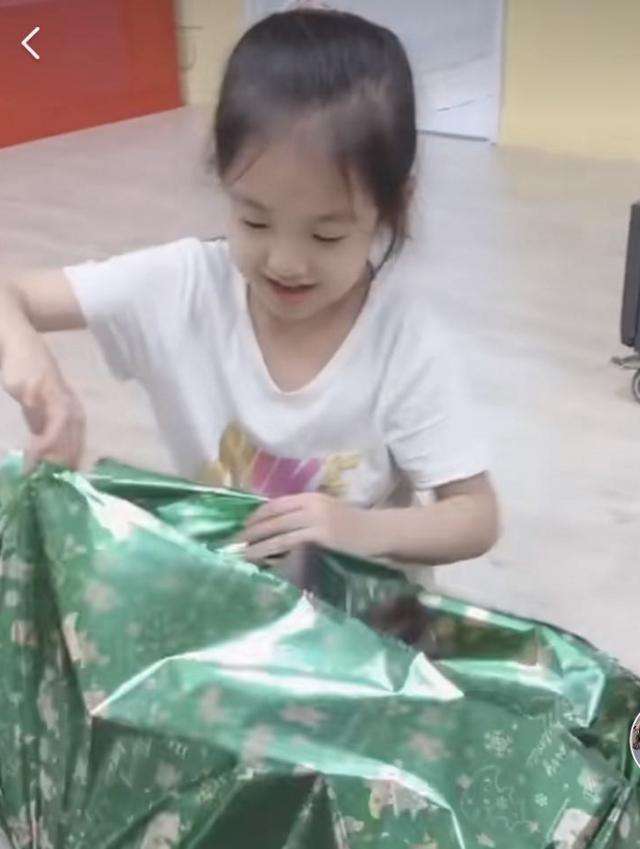 小泡芙迎7岁生日，穿芭蕾服展豁牙笑超喜感，全家整齐出镜好温馨