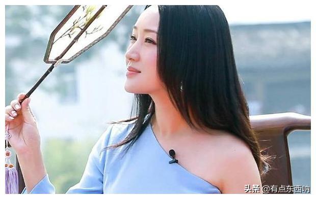 杨钰莹年近50至今未婚，看到曾经旧照，难怪无人敢追