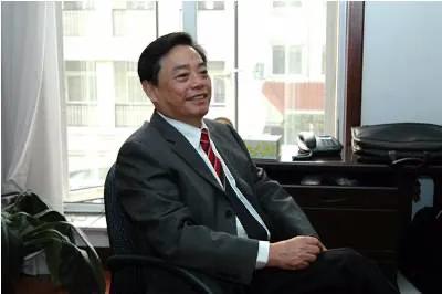 中国光刻机为什么还落后国际7代以上？