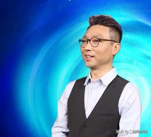 主持人短裤播新闻，大腿直接暴露，我被新闻联