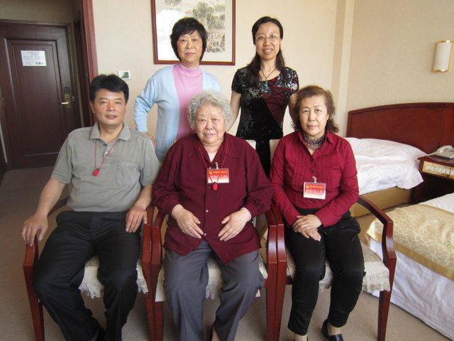 她是被印在人民币上的中国妇女，几十年后，才知道这个人就是自己