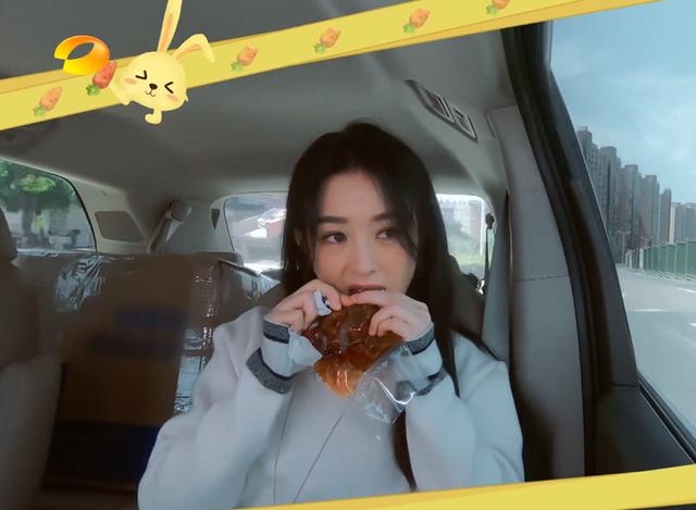 赵丽颖否认自己是吃货，直言思考才吃东西，但却被自己的举动出卖