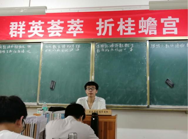 湖北武穴:高考前夜,武穴中学名师为考生速递“密钥”