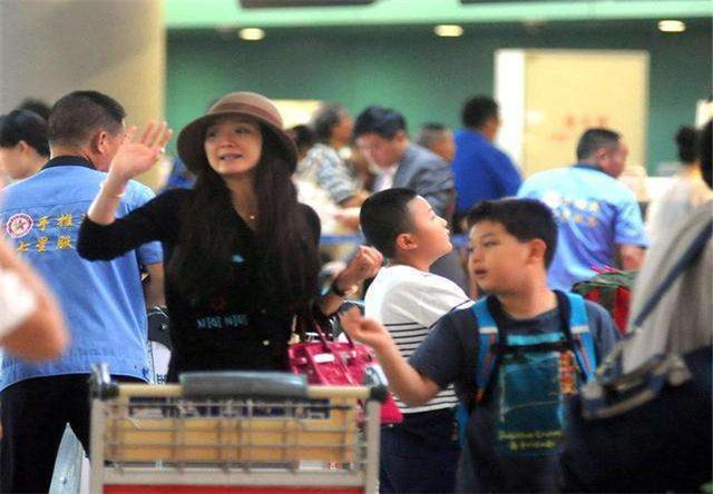 同是嫁入了豪门，刘涛用实力赢得尊重，而王艳却过得像一个保姆