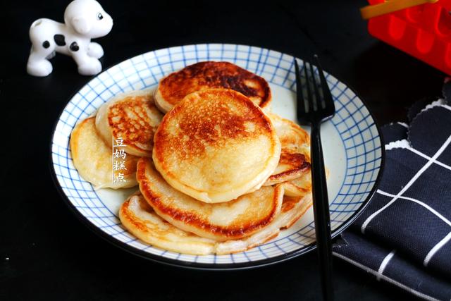糯米早餐小饼，花2分钟，拌好面糊即成，软糯味美，冷了更香