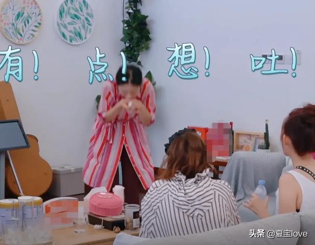 胡可吃黑蒜被熏到呕吐，其他人都在笑谁注意谢