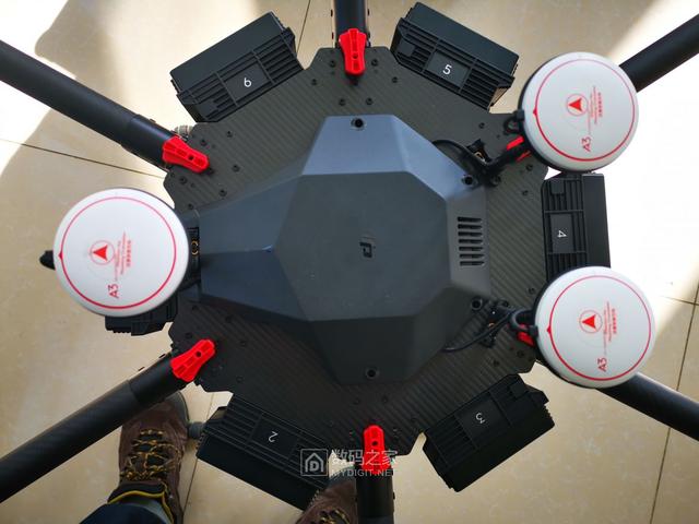 售价32999元的大疆大型专业&植保无人机经纬 M600简单小览