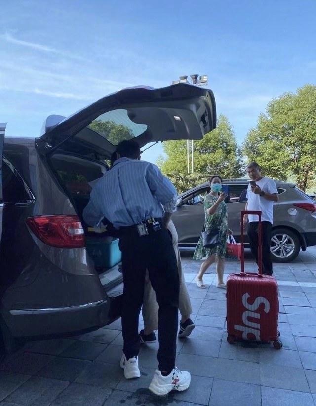 赵丽颖与黄晓明现身超市，两人购置厨房用品，全程热聊不停