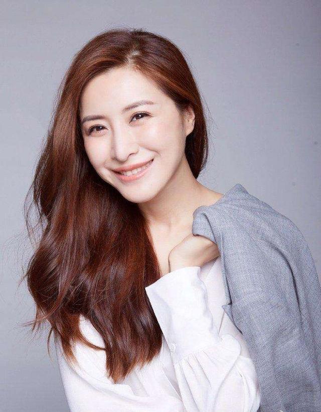 被赵本山一手捧红，勇敢拒绝深度合作，王雅捷