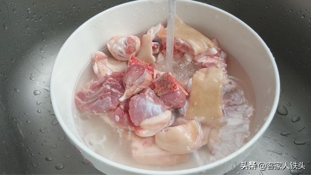 香菇炖猪脚：一个客家传统味道做法，软糯浓香，满满的胶原蛋白