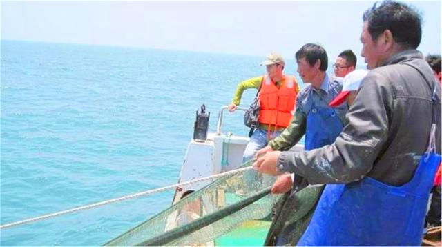 立下大功！11位中国渔民捞鱼有意外收获，美国30年心血被捞走