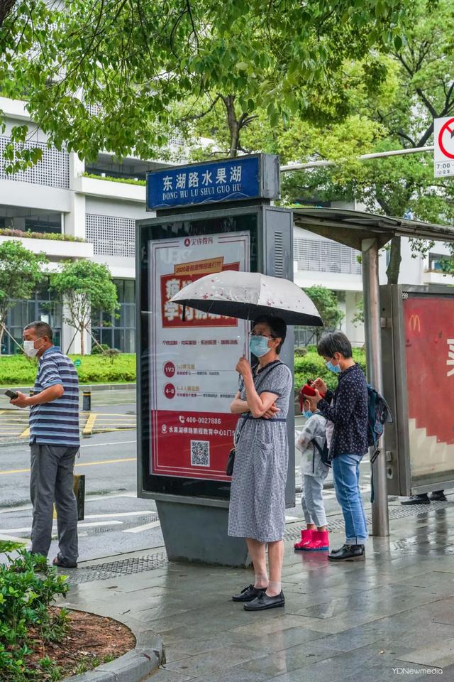 “你也在武汉水果湖菜市场吃过饭？拐子，老水果湖了吧。”