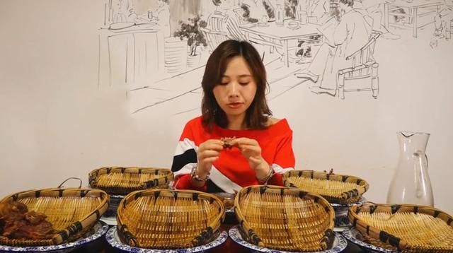 密子君挑战80根“猪排”，摄像师却出卖了她，网