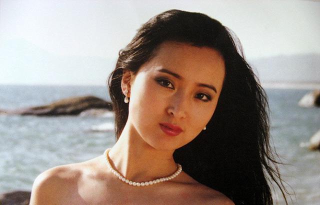 陈晓旭离世13年，当年陪她一同出家的痴情丈夫，如今还俗再娶了吗