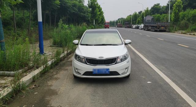 开车如何判断轮胎位置？学会这2个方法，新手开车也不会压线了