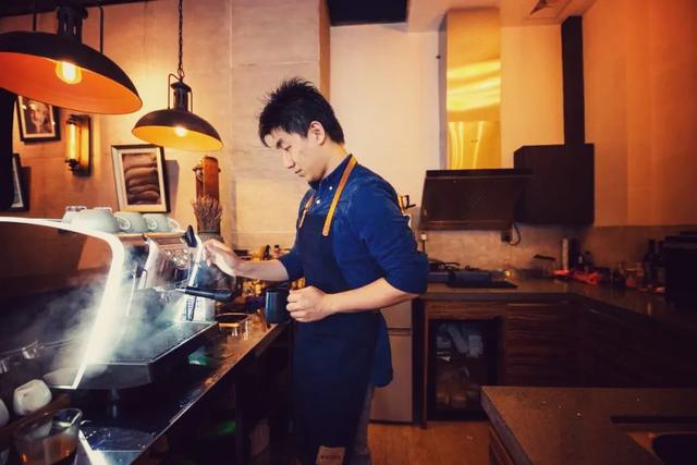 从香港到内地 从咖啡师到创业家 他洞察到了咖啡的新场景新需求