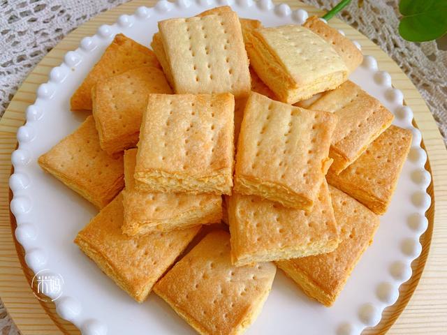 别直接吃咸蛋黄了，教你用咸蛋黄来做饼干，香浓酥脆，越吃越香