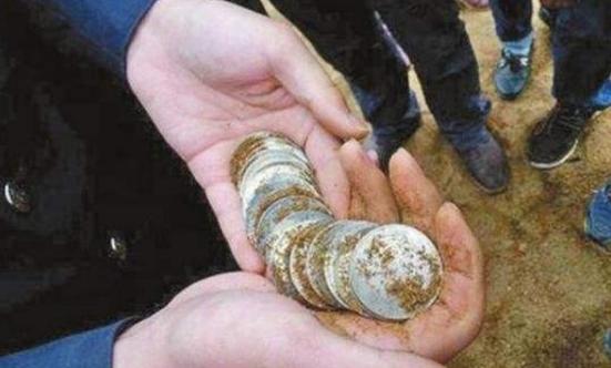 青海兄妹在工地工作，意外发现7万枚银元，上交