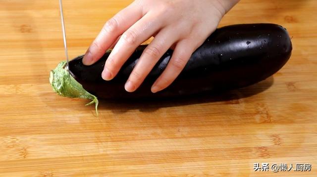 先蒸后炒，这样做出来的茄子不吸油，配上牛肉末一起炒，下饭好吃