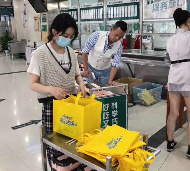 《中餐厅4》录制完毕！截图放大合照中的嘉宾，我说啥都期待了