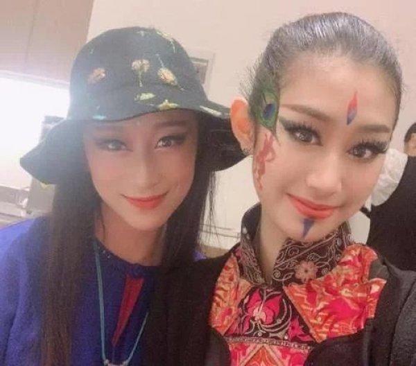 61岁杨丽萍爱徒晒近况，与同性恋人婚后度蜜月，