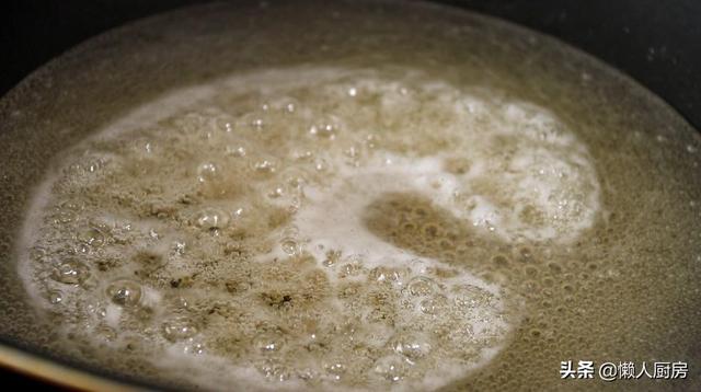 童年最爱吃的蜂窝糖这样做，吃起来脆脆的，酥酥的，不发硬