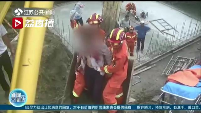情况万分危急！工人不慎被钢筋穿透 消防员紧急救援