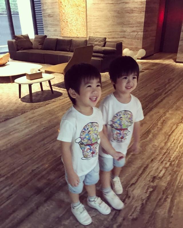 陈若仪晒四年前旧照，Kimi抱着弟弟好暖心，双子星颜值越来越高