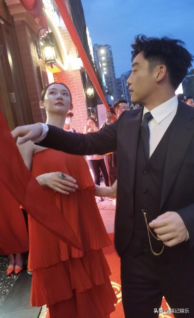 合体|郑恺苗苗合体现身宁波 苗苗身材发福胖一圈手摸肚子满脸幸福