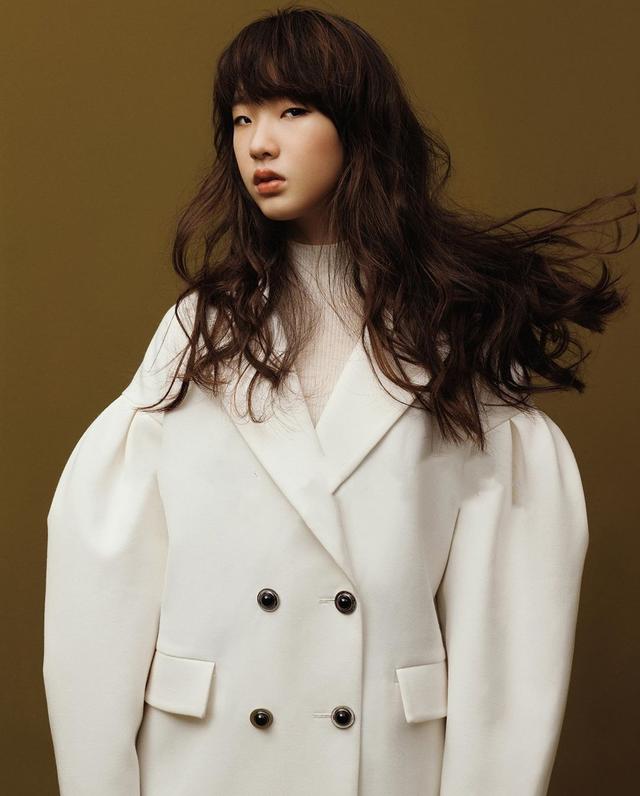 小s三个女儿一起拍广告同框比美，个个高冷自信，镜头感十足