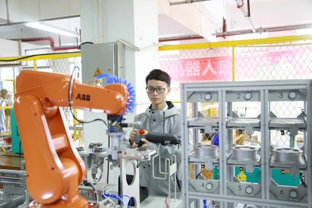 五百强合作单位多，还是全川唯一一所电子信息类公办高等职业院校