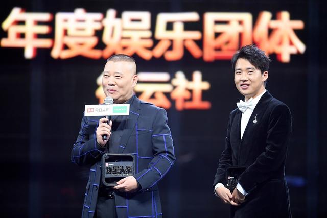 《跑男》成员抱小孩：蔡徐坤温柔，郭麒麟生疏