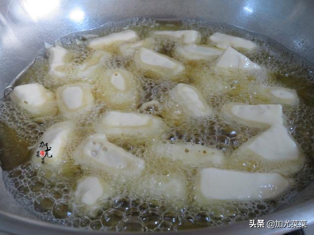 年夜饭小吃：分享芋头好吃的做法，加点面粉，香脆糯口，小孩超爱