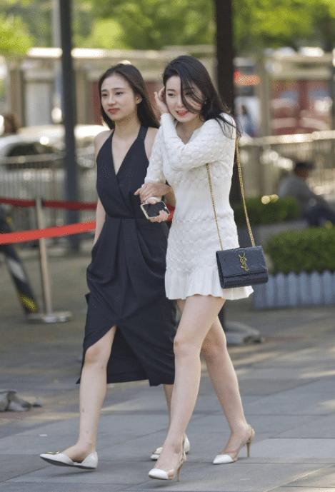 姐妹花，一个穿黑色一个穿白色，出街回头率超高的