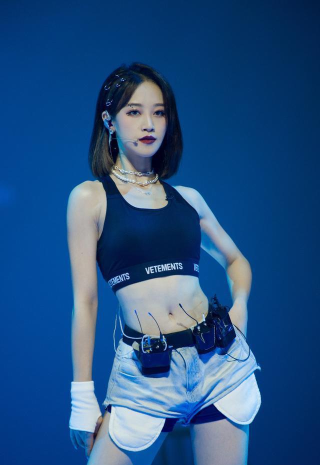 48岁宁静身材真丰满！背心搭丝网勒出身材太性感，比蓝盈莹还美艳