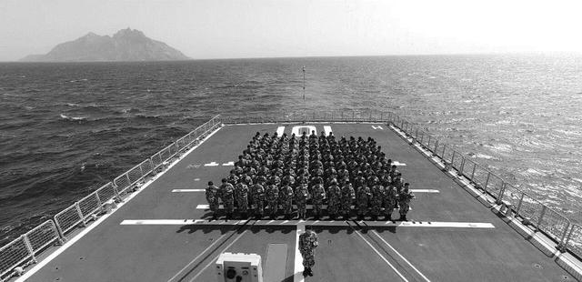 055同时装备三套直升机助降系统，阔气同时，背