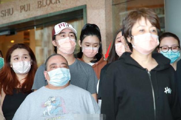 『守孝』何猷君奚梦瑶守孝期间同游迪士尼 三缄其口拒谈何猷邦