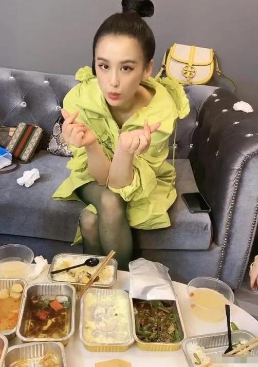 挤掉原配、生下两儿子，以为坐正的她原来还一直活在斗小三的路上