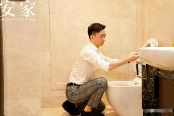 王自健因刷马桶上热搜，“任性”的王自健，其实是个实力派